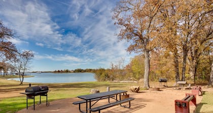 Community Pier: Cozy Kerens Cabin!