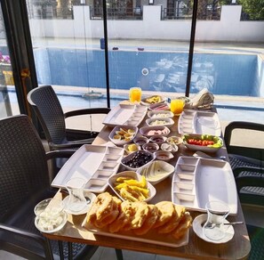 每日供应自助式早餐（每人 TRY 200）