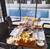 每日供应自助式早餐（每人 TRY 200）