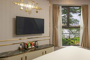 Chambre Deluxe, vue sur la ville | Literie de qualité, lit avec matelas à plateau-coussin, minibar