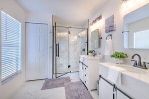 Dusche, Haartrockner, Handtücher