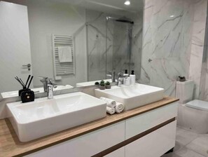 Dusche, Haartrockner, Handtücher, Seife