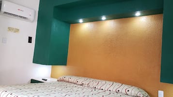 Habitación cuádruple estándar | Escritorio, wifi gratis y ropa de cama