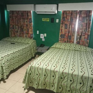 Standard Quadruple Room | Desk, free WiFi, bed sheets - Hotel Viena (Monclova)