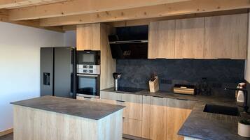 Een koelkast, een oven, een kookplaat, een vaatwasser