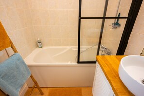 吹风机、毛巾、肥皂、卫生纸