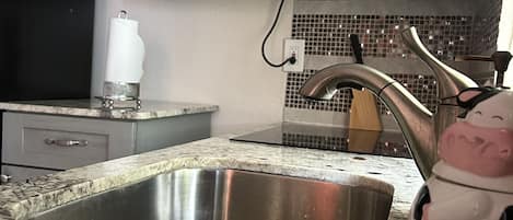 Réfrigérateur, four à micro-ondes, surface de cuisson, cafetiÚre-théiÚre