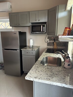 Réfrigérateur, four à micro-ondes, surface de cuisson, cafetière-théière