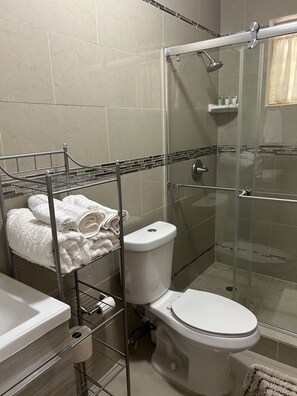 Shower, towels, soap, shampoo - Zoë Oasis - The Couple’s Choice & #1 Wholesome Getaway 🤍 (St Thomas)