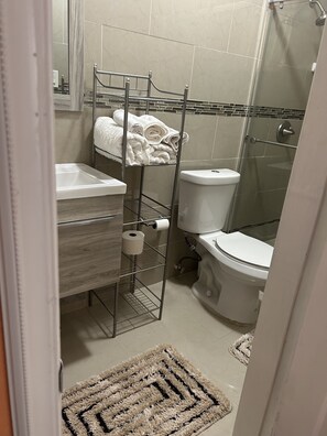 Douche, serviettes fournies, savon, shampooing