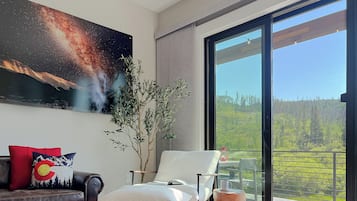 Smart TV, chimenea y videojuegos
