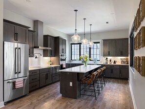 Réfrigérateur, four à micro-ondes, un four, surface de cuisson