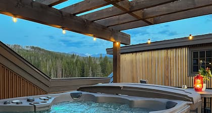 Chalet near ski shuttle w/ hot tub & sauna