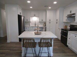 Fridge, microwave, oven, stovetop - Beautiful hideaway on Lake Keystone (Cleveland)