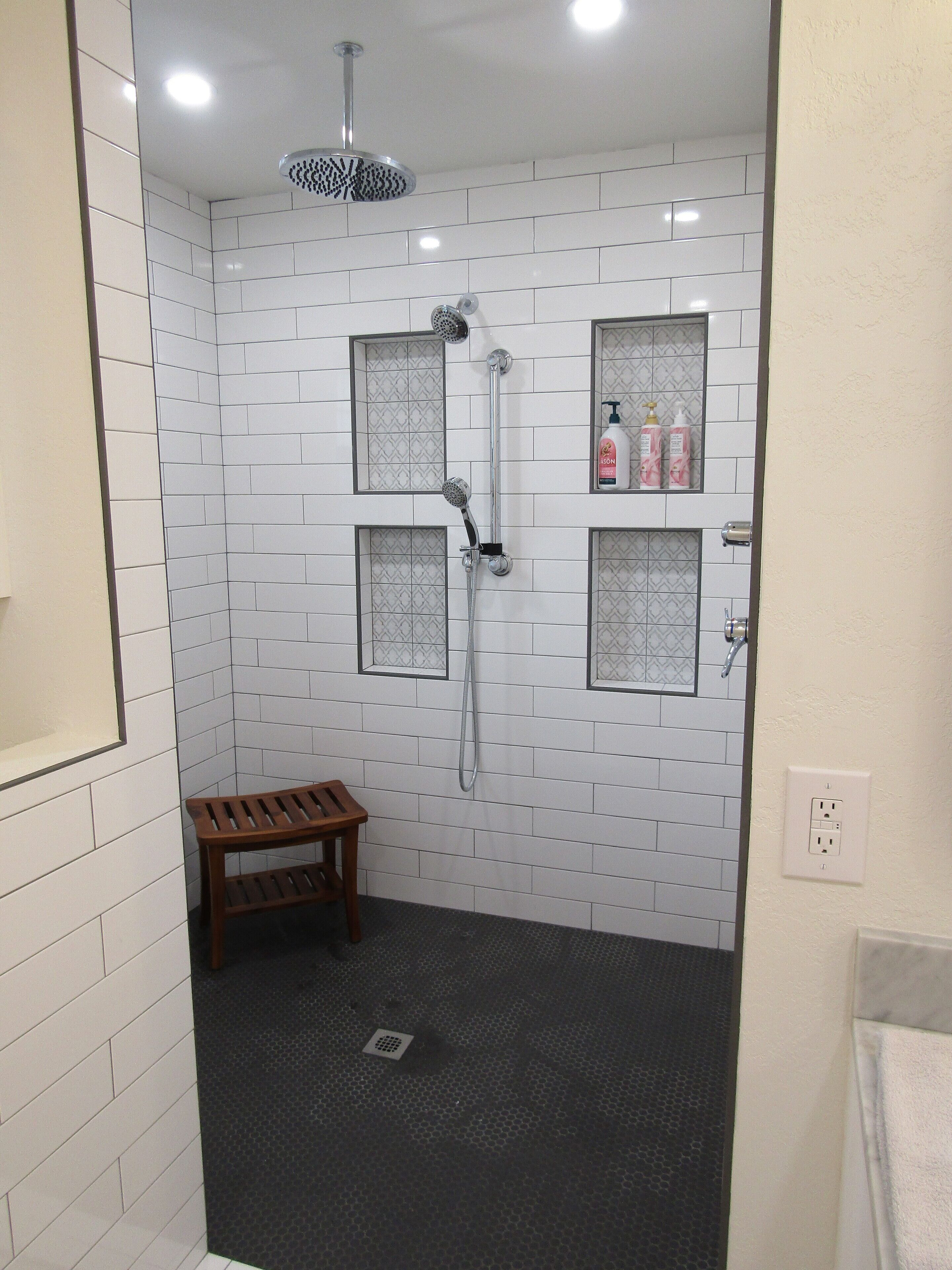 Douche, sèche-cheveux, serviettes fournies, savon