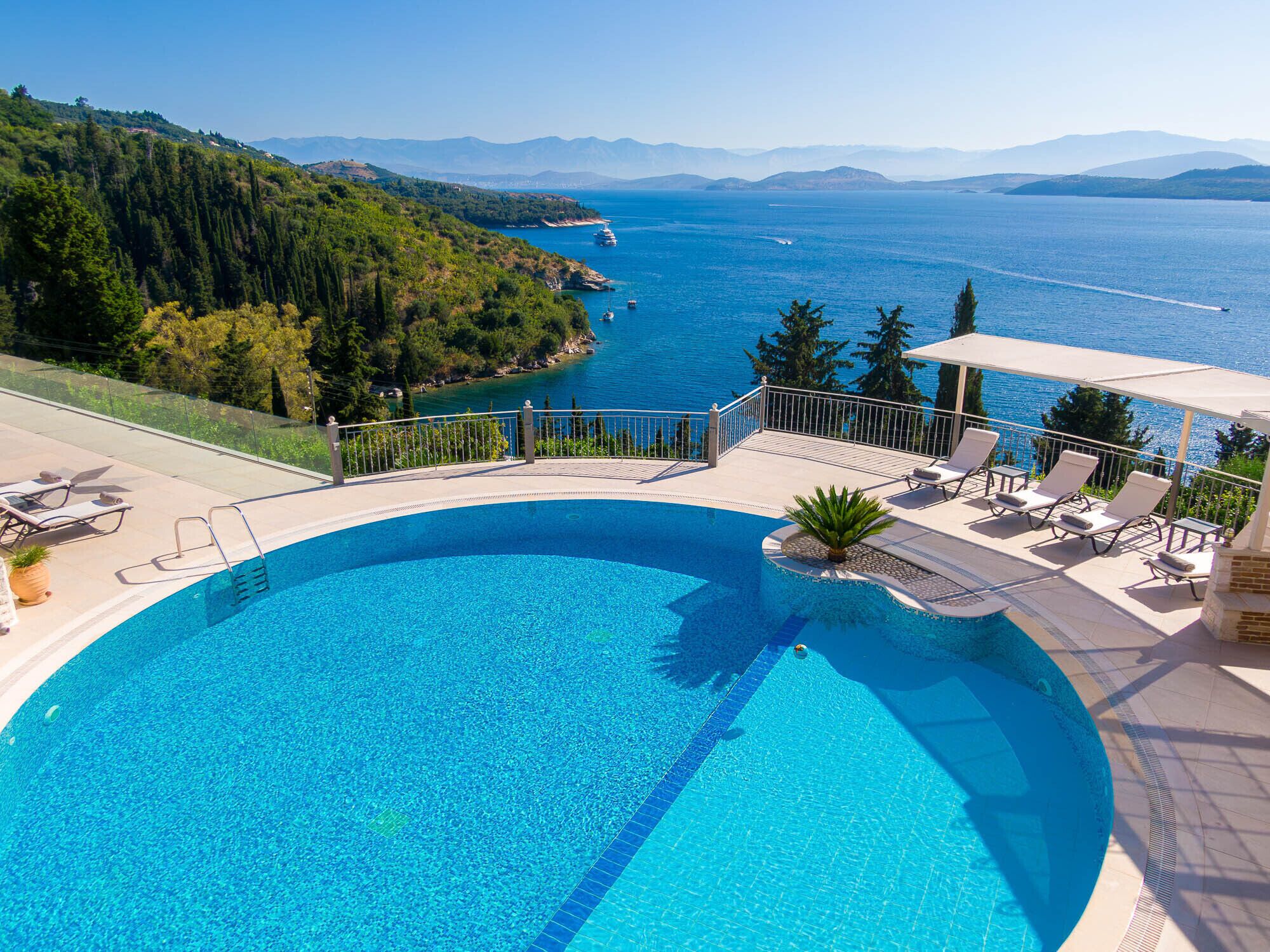 Kauden mukainen ulkouima-allas, aurinkovarjoja, aurinkotuoleja