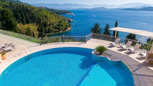 A swimming pool with a view of the sea and mountains. - Kalami Beach - Villa Kouloura (Corfu)