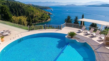 Kauden mukainen ulkouima-allas, aurinkovarjoja, aurinkotuoleja