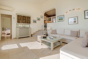 Premium villa, en-suite badkamer, uitzicht op zee | Woonruimte | Een smart-tv en een dvd-speler