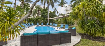 NEW Luxury, 4BDR, Paradise Island, Steps from Atlantis, Pool