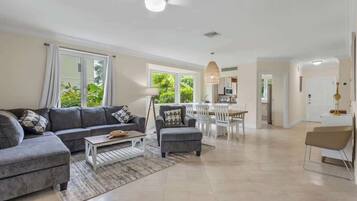 Una televisión, una oficina