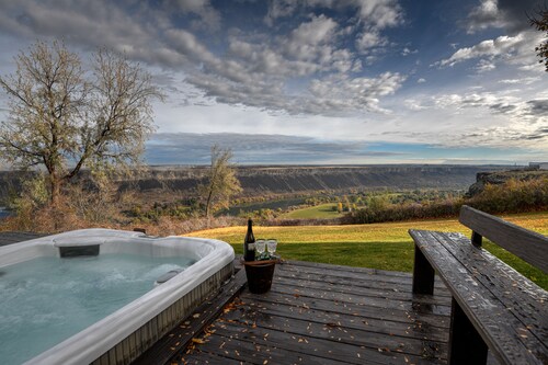 Canyonside Retreat - Park-like setting, Panoramic Views with Hot tub & Firepit!!