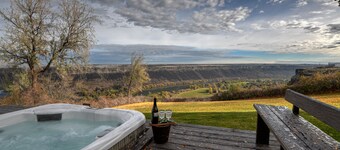 Canyonside Retreat - Park-like setting, Panoramic Views with Hot tub & Firepit!!