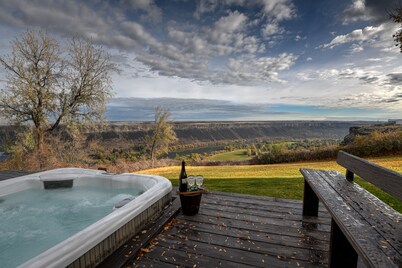Canyonside Retreat - Park-like setting, Panoramic Views with Hot tub & Firepit!!