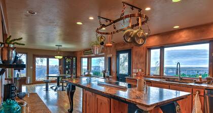 Canyonside Retreat - Park-like setting, Panoramic Views with Hot tub & Firepit!!