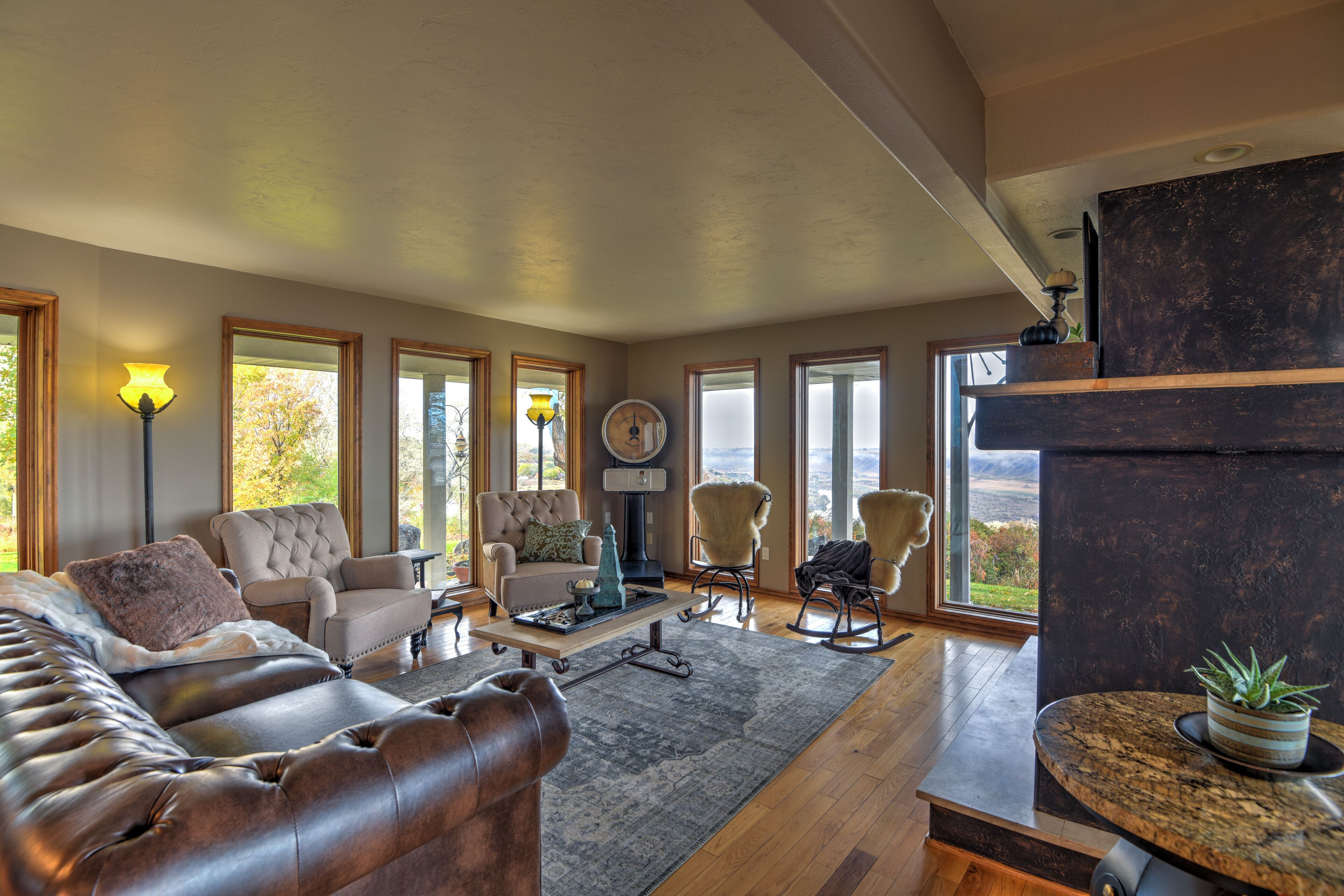 Smart TV, chimenea, libros y videoteca 