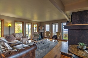 Älytelevisio, takka, kirjoja, videokirjasto