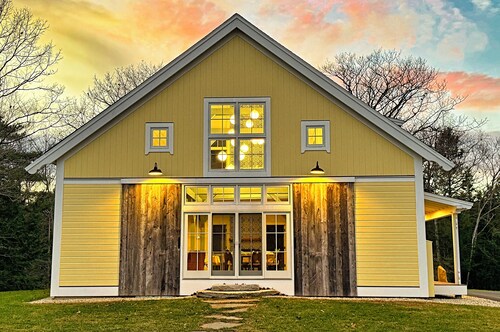 Beautiful farmhouse with hiking trails/kayaking. 5 minutes to town or ocean!