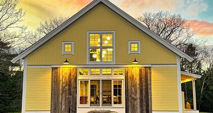 Beautiful farmhouse with hiking trails/kayaking. 5 minutes to town or ocean!