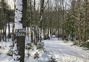 Property grounds - Beautiful farmhouse with hiking trails/kayaking. 5 minutes to town or ocean! (Freeport)