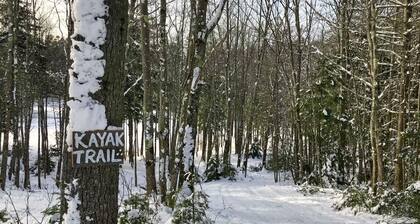 Beautiful farmhouse with hiking trails/kayaking. 5 minutes to town or ocean!