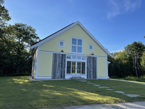 Exterior - Beautiful farmhouse with hiking trails/kayaking. 5 minutes to town or ocean! (Freeport)