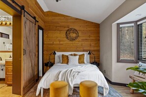 5 slaapkamers, een bureau, een strijkplank/strijkijzer, reisbedje