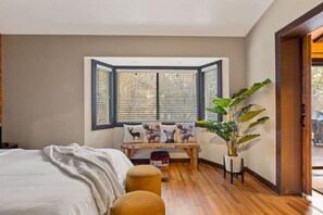 5 slaapkamers, een bureau, een strijkplank/strijkijzer, reisbedje