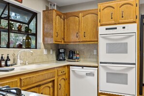 Een koelkast, een microgolfoven, een oven, een kookplaat