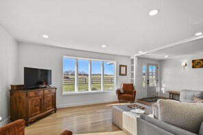 Smart TV, foosball - Quiet Highland Home set on gorgeous rolling hills and farm in Western Loudoun (Purcellville)