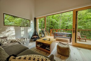 Smart TV, fireplace, stereo