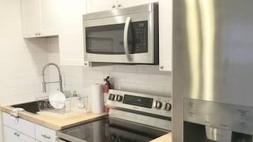 Réfrigérateur, four à micro-ondes, un four, surface de cuisson