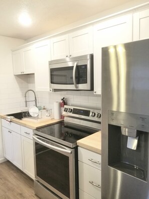 Jääkaappi, mikroaaltouuni, uuni, liesi