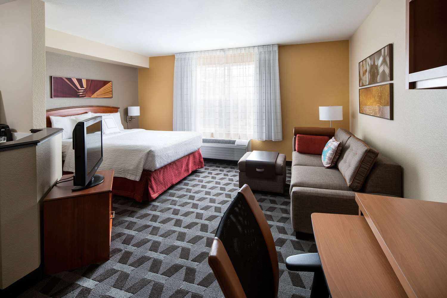 Seattle Family Escape: Outdoor Pool, Pet-friendly, Free Airport Shuttle, 2 Rooms - Renton, WA