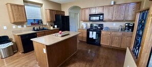 Kjøleskap, mikrobølgeovn, ovn og kokeplater