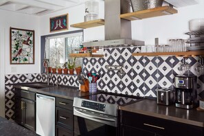Fridge, microwave, oven, stovetop - Stylish Mountain House with Reservoir Views, Near Woodstock (Shokan)