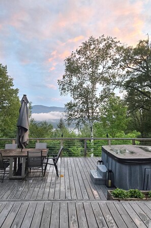 Outdoor dining - Stylish Mountain House with Reservoir Views, Near Woodstock (Shokan)