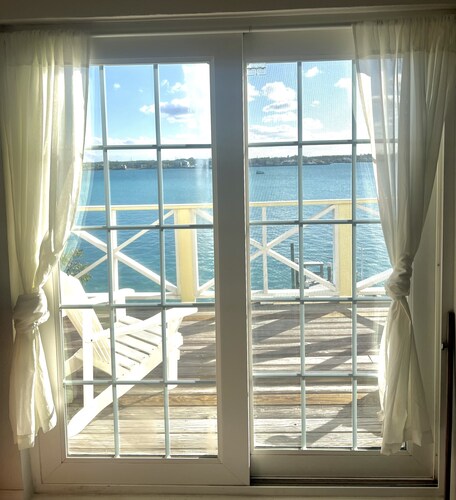 Live the Bahama Life with your own private dock, and sparkling pool 