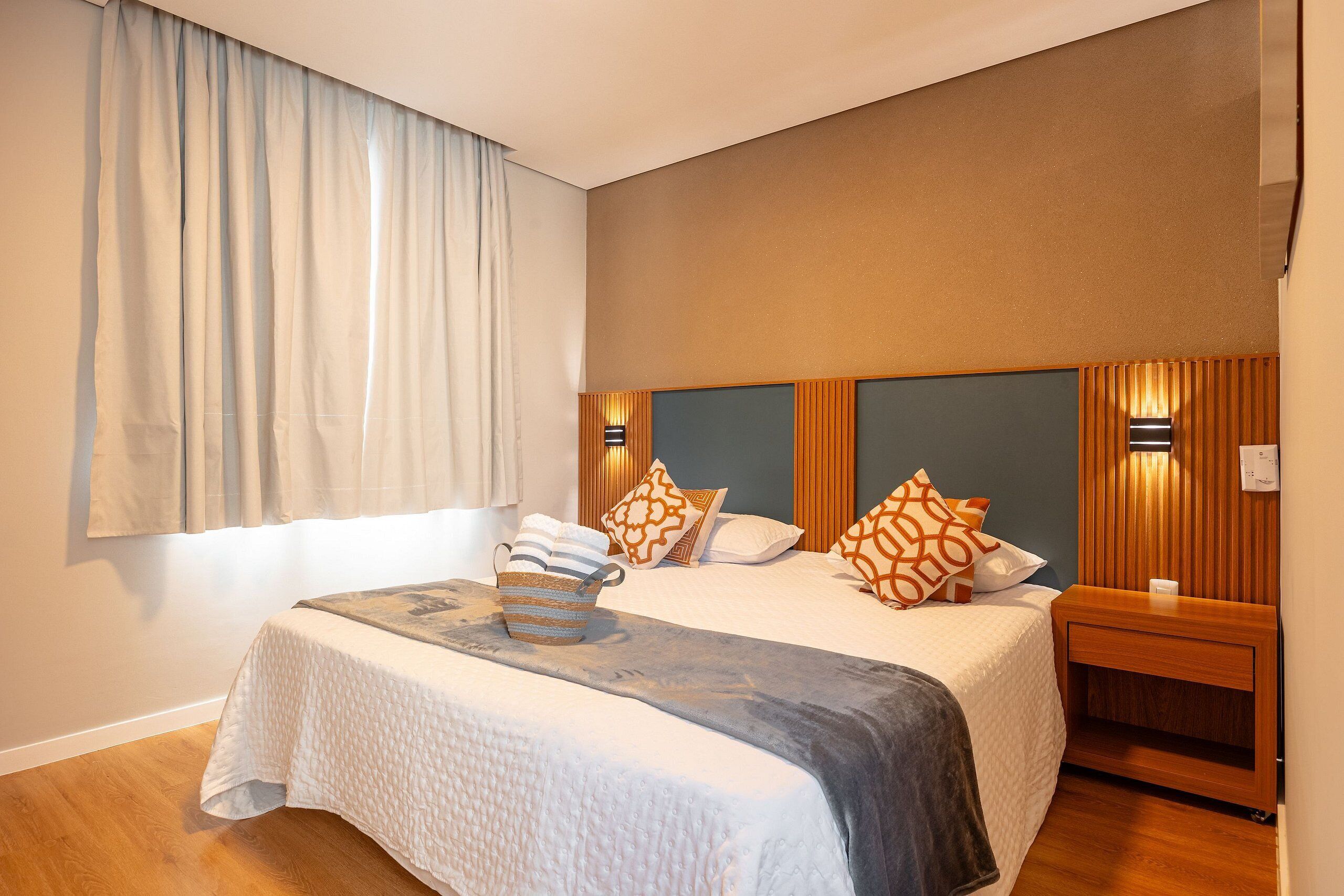 Apartamento conforto | Roupas de cama antialérgicas, escrivaninha