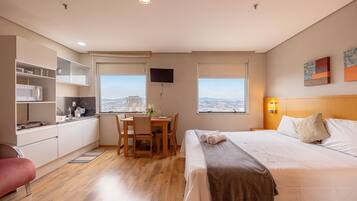 Apartamento conforto | Roupas de cama antialérgicas, escrivaninha